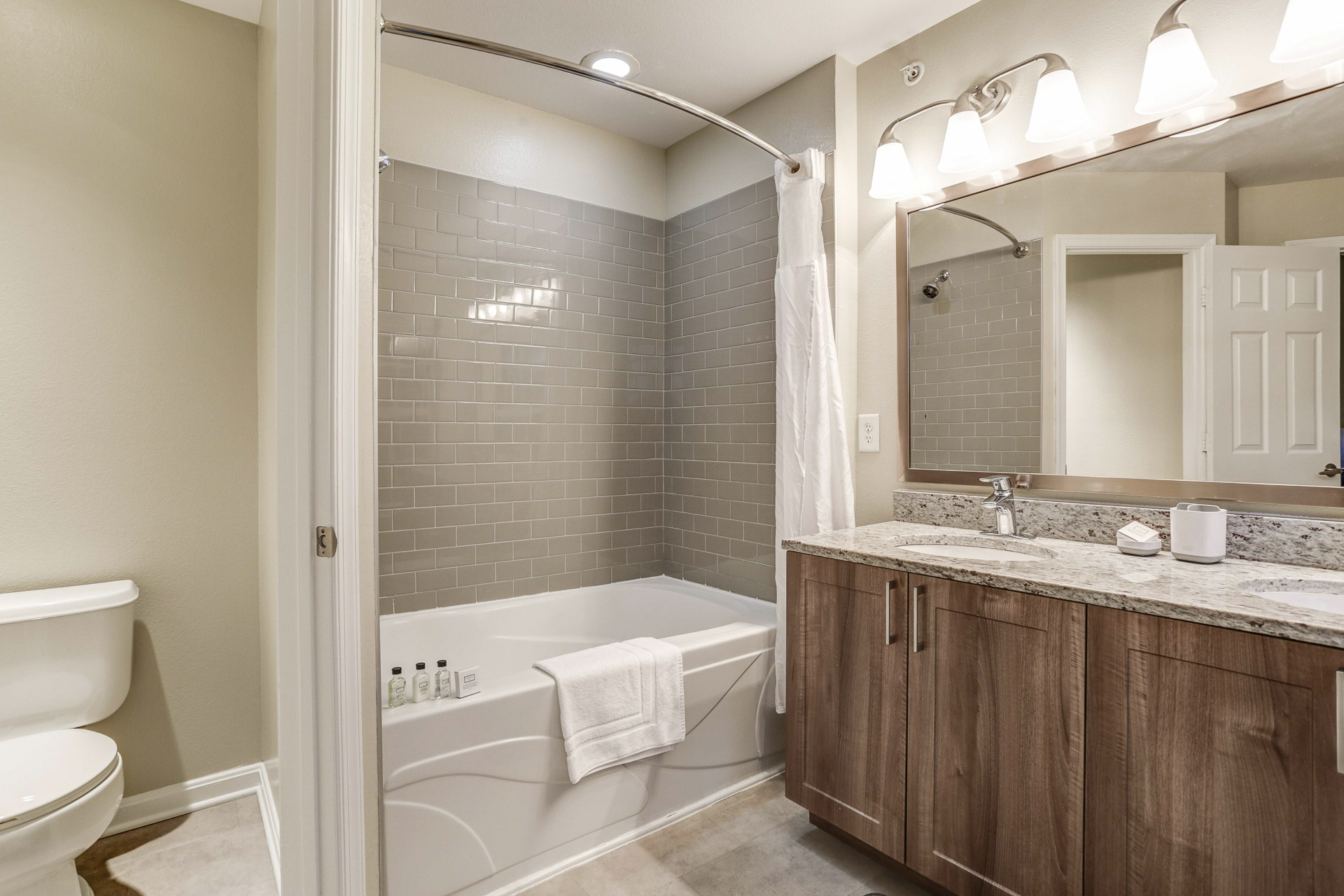 7_Short_Term_Housing_Avalon_Arlington_Square_Tub_Shower (2)