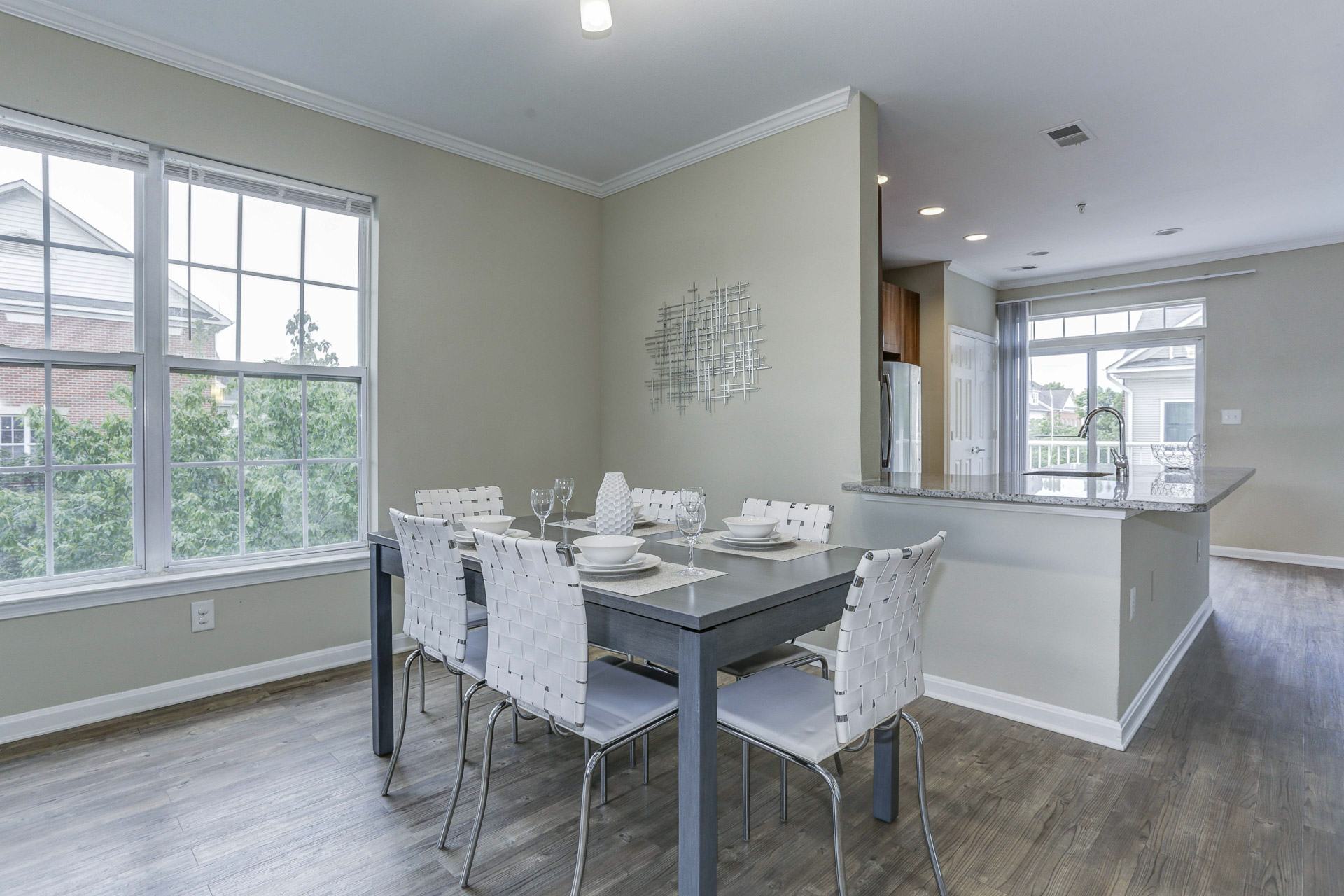 2_Short_Term_Housing_Avalon_Arlington_Square_Dining_Area (2)