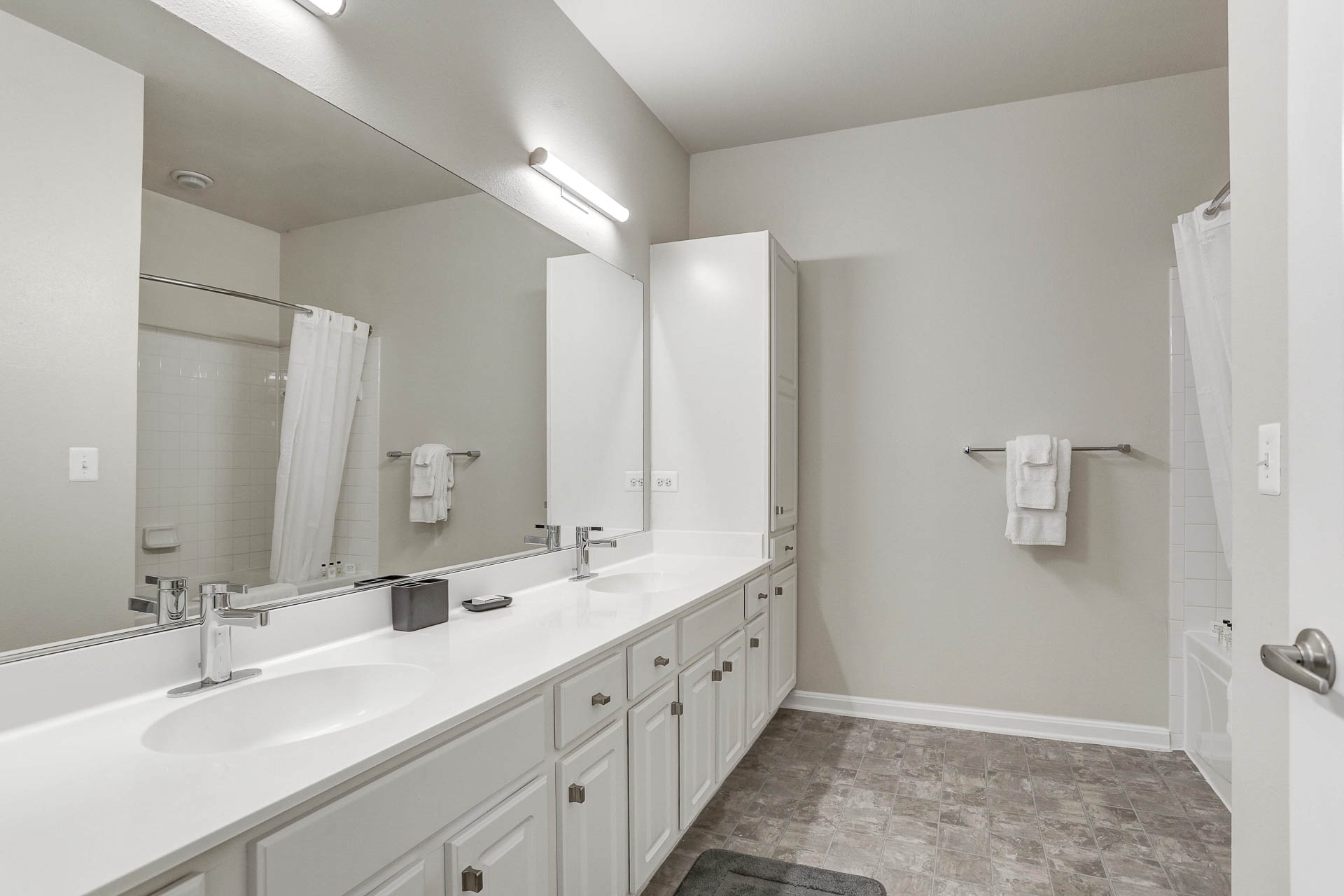 9_Avalon_Traville_Corporate_Apartment_Specialists_Bathroom.jpg