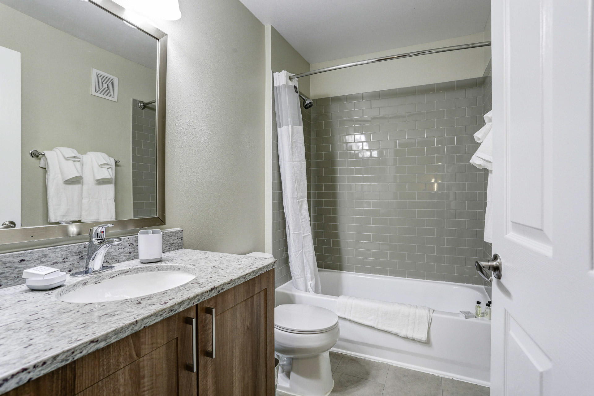 6_Short_Term_Housing_Avalon_Arlington_Square_Bathroom (2)